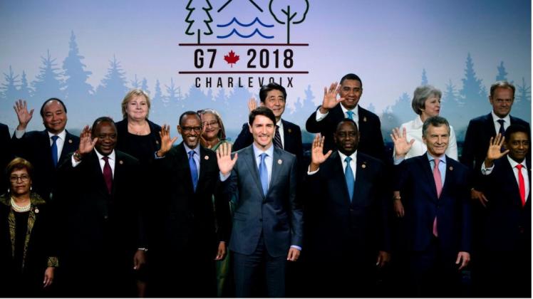 Justin Trudeau (Mitte), Premierminister von Kanada, steht mit den Staats- und Regierungschefs der Outreach Länder im Rahmen des G7-Gipfels für ein Gruppenbild zusammen. Foto: Sean Kilpatrick/The Canadian Press/AP/dpa