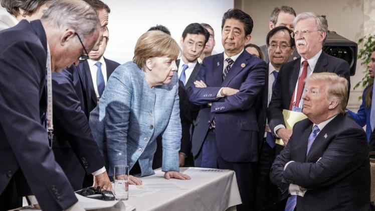 Ein Bild mit Symbolkraft: Die Staatschefs um Emanuel Macron und Angela Merkel reden auf Donald Trump während des G7-Gipfels ein, doch der US-Präsident lässt sich nicht beirren und bleibt stur. Foto: Jesco Denzel/Bundesregierung /dpa