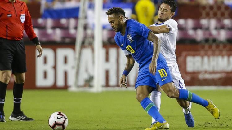 Neymar fiel im Spiel gegen El Salvador wieder einmal zu theatralisch.