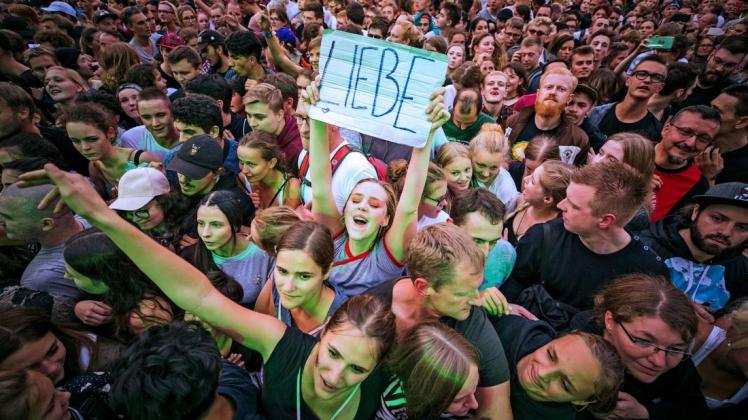 Begeistertes Publikum während des Konzertes gegen Rechtsradikalismus und Fremdenhass in Chemnitz. Foto: imago/Star-Media