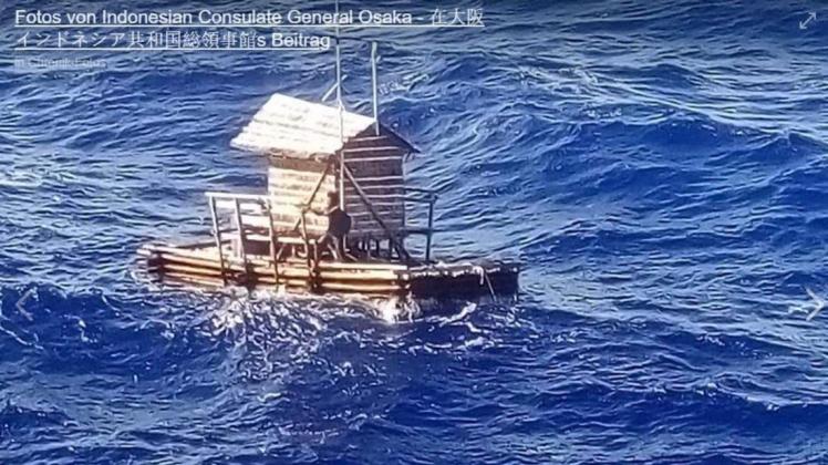 Auf diesem Rompong – einer schwimmenden Fischfalle – trieb der Teenager über den Pazifik. Screenshot: facebook.com/indonesiaosaka