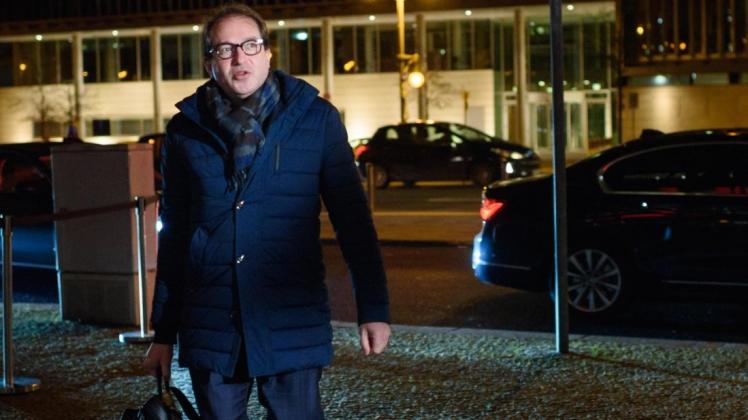 CSU-Landesgruppenchef Alexander Dobrindt befeuert die Asyldebatte mit Aussagen zur vermeintlichen  "Anti-Abschiebe-Industrie" in Deutschland. Doch wer verdient eigentlich an Asylklagen? 
