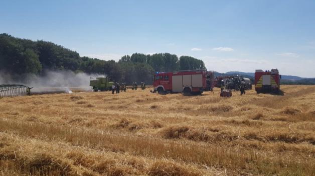 In Bissendorf ist am Freitagnachmittag ein Mähdrescher in Brand geraten. Foto: NWM-TV In Bissendorf ist am Freitagnachmittag ein Mähdrescher in Brand geraten. Foto: NWM-TV
