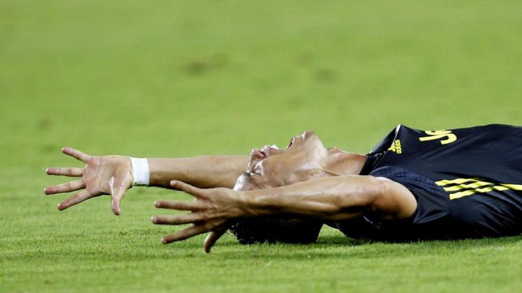 Cristiano Ronaldo wälzte sich nach dem Erhalt der Roten Karte am Boden und fühlte sich offenbar von allen guten Geistern verlassen. Foto: Alberto Saiz/AP/dpa