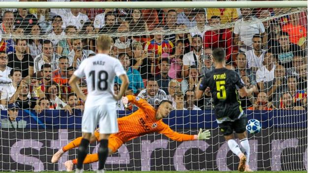 Dank zweier Strafstoßtore von Miralem Pjanic siegte Juventus verdient mit 2:0. Valencia fiel trotz der numerischen Überzahl über die gesamte Spielzeit nichts ein. Und sogar in der Nachspielzeit gelang kein Treffer: Dani Parejo scheiterte mit einem Strafstoß an Juve-Keeper Wojcziech Szesny. Foto: imago/Action Plus