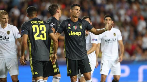 Die Szene des Spiels zweifellos: Nach 29 Minuten sah Cristiano Ronaldo wegen einer Tätlichkeit die Rote Karte. Doch trotz 60 minütiger Unterzahl wackelte die Defensive der Italiener zu keiner Zeit. Foto: imago/ZUMA Press