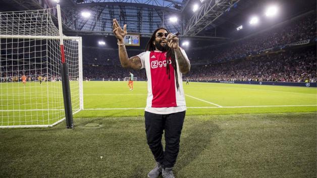 Für beste Unterhaltung in der Amsterdam Arena war auch abseits des Spiels gesorgt. In der Halbzeitpause gab kein geringerer als Ki-Mani Marley, Sohn von Reggae-Legende Bob Marley, ein paar Songs zum Besten. Foto: imago/Pro Shots