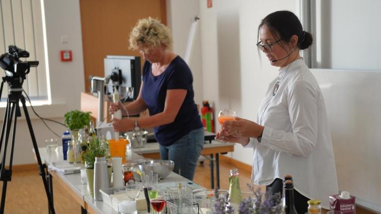 Beim Seniorencampus stellten Prof. Simone Jordan (rechts) und die Hochschulmitarbeiterin Marion Brauner die molekulare Küche vor. Foto: Wilfried Roggendorf