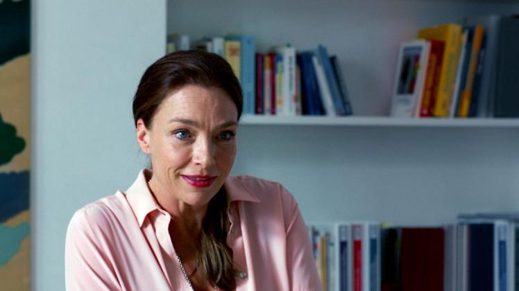 Joana Dorek (Aglaia Szyszkowitz) belächelt die Ausführungen ihres Ehemannes. "Die Wunderübung". Ab Donnerstag in den Kinos. Filmtheater Hasetor.