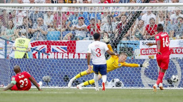 Der historische Moment: Felipe Baloy (links) überwindet Englands Keeper Jordan Pickford. Foto: imago/VI Images