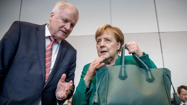 Noch kein Grund die Sachen zu packen, aber Besorgnis dürfte das neue Politbarometer des ZDF bei Innenminister Seehofer und Kanzlerin Merkel auslösen. Foto: dpa/Michael Kappeler