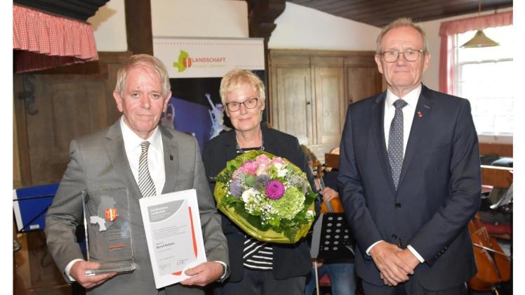 Träger der Landschaftsmedaille der Emsländischen Landschaft ist jetzt Bernd Robben (links). Die Auszeichnung nahm der Präsident der Emsländischen Landschaft, Hermann Bröring vor. In der Bildmitte Inge Robben. Foto: Ludger Jungeblut
