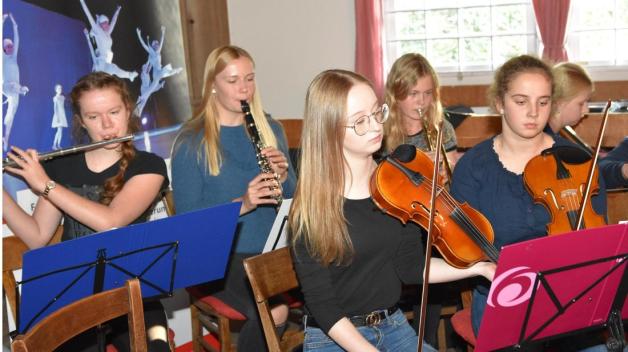Für die gelungene musikalische Umrahmung sorgten Mitglieder des Emsbürener Jugendorchesters. Foto: Ludger Jungeblut