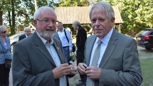 Viele langjährige Weggefährten von Bernd Robben (rechts) nahmen an der Veranstaltung im Heimathof Emsbüren teil. Mit dabei war auch Albert Rötterink aus der Grafschaft Bentheim. Foto: Ludger Jungeblut