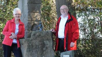 Erika Keuter und Benedikt Düttmann vom Wallfahrtsverein Wietmarschen haben sich für die QR-Code-Schilder am Glaubensweg eingesetzt. Foto: Jessica Lehbrink