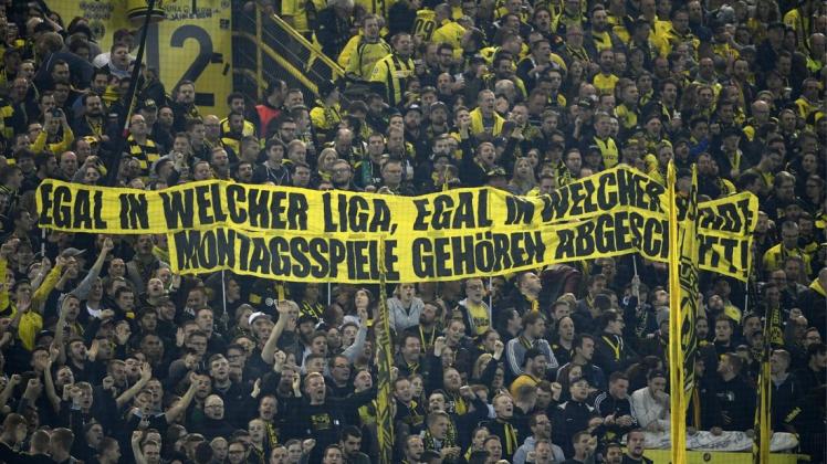 Die Fans von Borussia Dortmund taten ihren Unmut mit Plakaten kund. Foto: picture alliance/Ina Fassbender/dpa