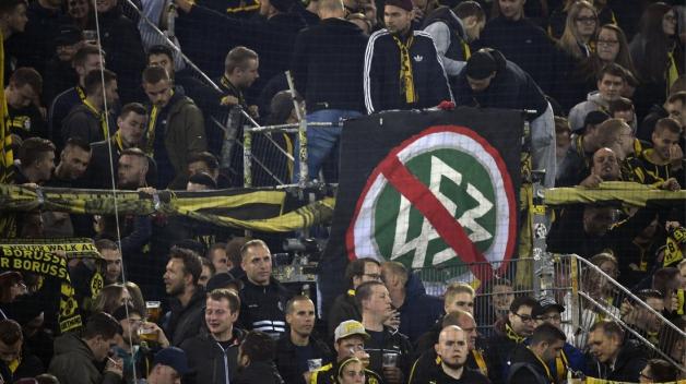 Vom DFB hält man in der Dortmunder Fanszene nicht viel. Foto: picture alliance/Ina Fassbender/dpa