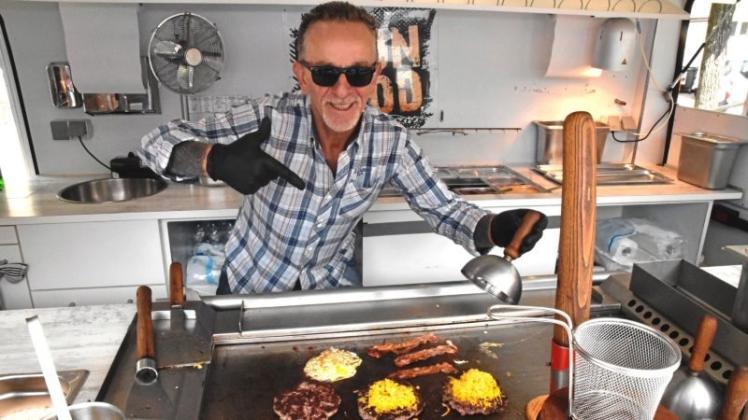 „Wir kochen mit viel Herzblut“, sagt Karsten Schmidt vom Foodtruck „Boon Food“. Bei ihm können Feinschmecker zwischen interessanten Burgerkreationen wählen. 