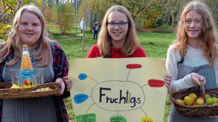 Gesund und nachhaltig: Celine Meyer, Zoe Goldhorn und Emma Henseler präsentieren den Saft aus den Früchten von der Streuobstwiese der IGS. 