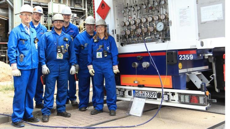 BP-Mitarbeiter empfangen erstmalig den grünen Wasserstoff in der Lingener Raffinerie. Foto: BP Lingen