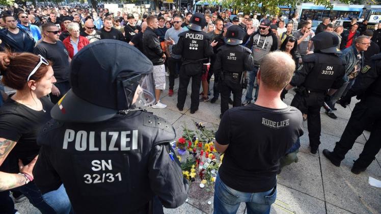 Blumen und Kerzen an der Stelle, wo Daniel H. starb: Rechtsextremisten instrumentalisieren seinen Tod für ihre Zwecke. Foto: Andreas Seidel/dpa