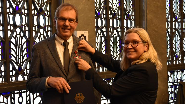 Mit dem Bundesverdienstkreuz ausgezeichnet: Helmuth Blauth erhält von Oberbürgermeisterin Petra Gerlach den entsprechenden Orden. 