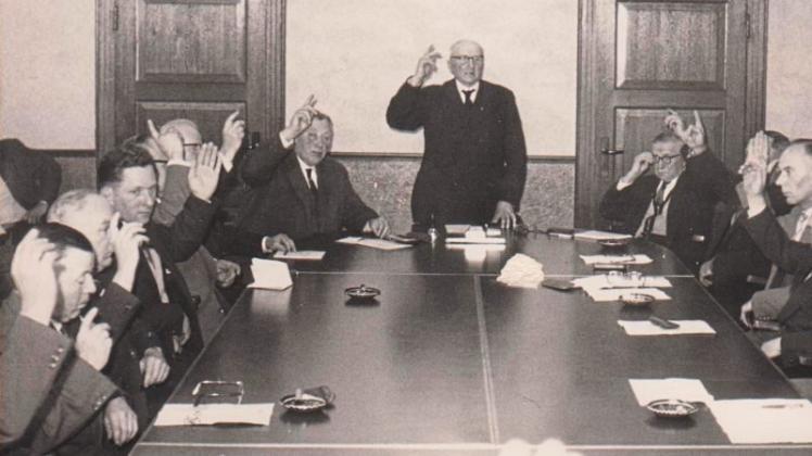 Ein Bilddokument der Einstimmigkeit im Ganderkeseer Gemeinderat: alle Ratsherren erheben die Hand für Bürgermeister Fritz Engels. 