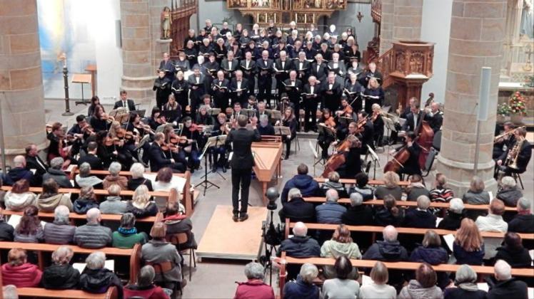 Baumgartner steigerte mit dem Städtischen Musikverein und der Kammerphilharmonie Emsland die Chorsätze ins Grandiose. 