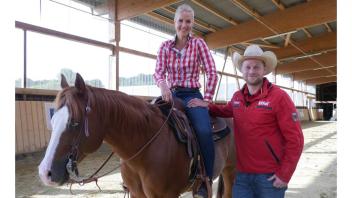 Für die NDR-Reportagereihe „Judith Rakers: Abenteuer Pferd“ reitet die Moderatorin im Western-Stil. Unterstützt wird sie dabei von Westernreiter und Bundestrainer Nico Hörmann. 