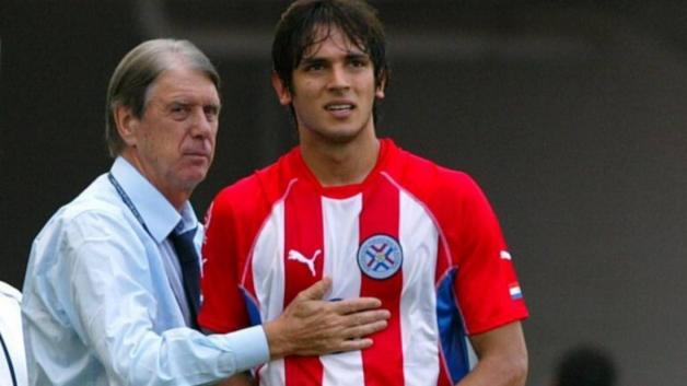 Cesare Maldini stellte als Paraguay-Trainer, hier mit Roque Santa Cruz, 2002 den Altersrekord ein. Foto: imago/Ulmer Cesare Maldini stellte als Paraguay-Trainer, hier mit Roque Santa Cruz, 2002 den Altersrekord ein. Foto: imago/Ulmer