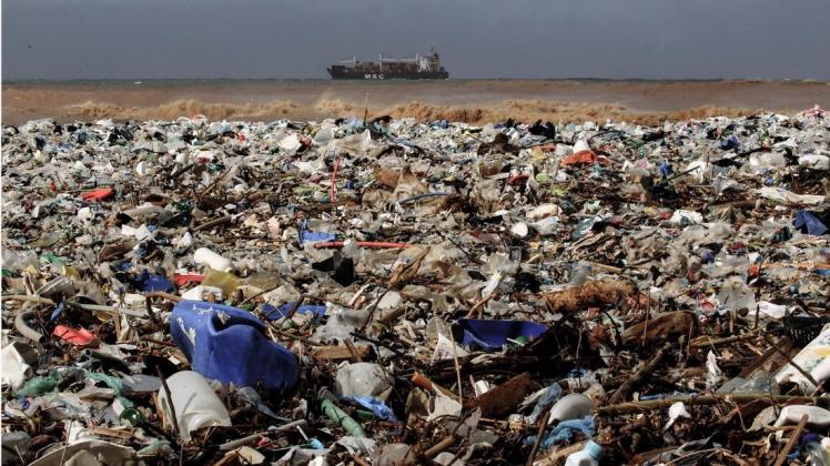 Ein Berg voll Plastikmüll  an einem Strand des Distrikts Keserwan nördlich von Beirut. Der Müll wurde durch starke Winde hier angeschwemmt. „Es wird höchste Zeit, dass dieses lang verschleppte Thema Mikroplastik und die Plastikflut insgesamt endlich angepackt wird“, fordert Grünen-Politiker Cem Özdemir. Foto: dpa
