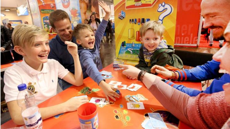 Immer mehr Kinder und Erwachsene finden Gefallen an Gesellschaftsspielen. Foto: Roland Weihrauch/dpa