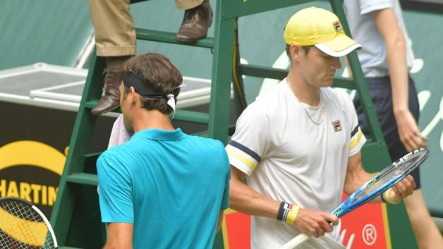 Offener Schlagabtausch zwischen Roger Federer und seinem Gegner Matthew Ebden. Foto: Helmut Kemme