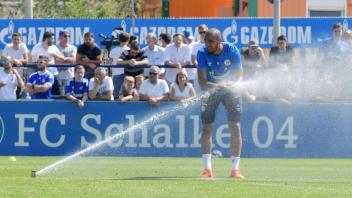 Jede Erfrischung willkommen: Der Schalker Nabil Bentaleb freut sich über das kühle Nass aus dem Rasensprenger. Foto: imago/Team 2