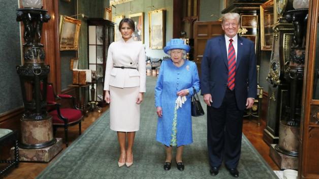 Donald Trump und First Lady Melania Trump mit der britischen Königin Elizabeth II in Schloss Windsor. Donald Trump und First Lady Melania Trump mit der britischen Königin Elizabeth II in Schloss Windsor.