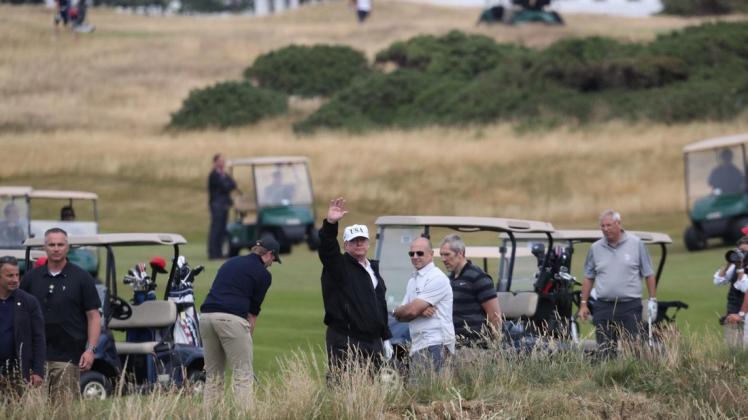 Donald Trump (Mitte), Präsident der USA, spielt Golf beim Trump Turnberry Resort. Hier verbringen der US-Präsident und seine Frau das Wochenende. Foto: dpa/Jane Barlow/PA Wire