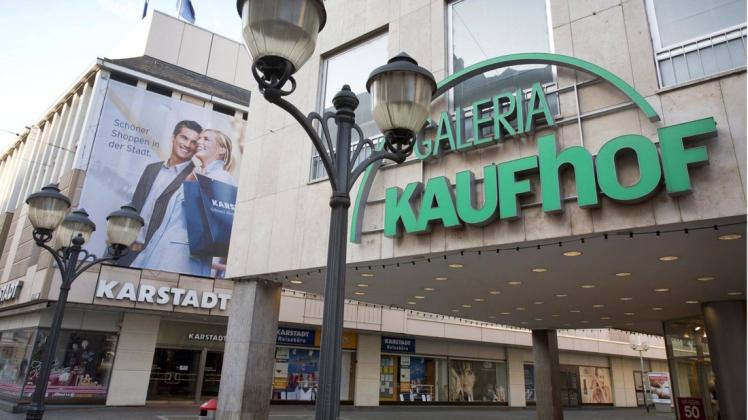 Die Filialen von Karstadt und Kaufhof liegen in einigen Fußgängerzonen direkt nebeneinander. Foto: imago/Rupert Oberhäuser
