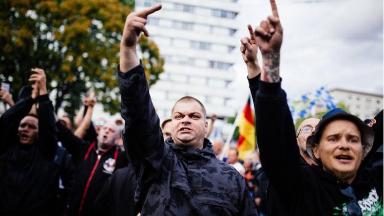 Am Donnerstag kommt Ministerpräsident Kretschmer nach Chemnitz. In unmittelbarer Nähe findet eine Kundgebung der rechten Bürgerbewegung "Pro Chemnitz" statt. Es besteht die Gefahr einer erneuten Eskalation. Foto: imago/Michael Trammer