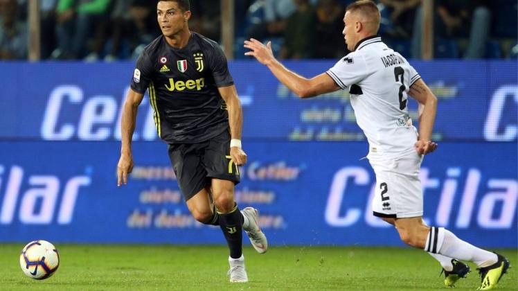 Auch im dritten Saisonspiel blieb Superstar Cristiano Ronaldo (l) für seinen neuen Verein Juventus Turin torlos. Foto: imago/Pacific Press Agency