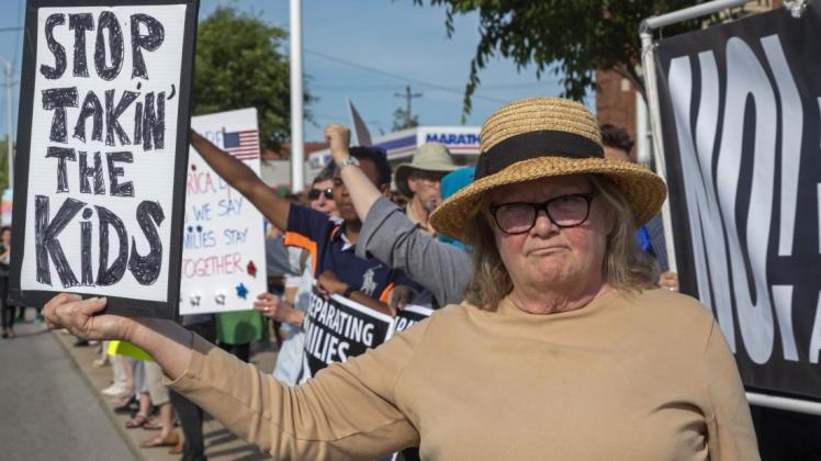 Eine Demonstrantin trägt ein Schild mit der Aufschrift "Stop takin&apos; the kids" bei einer Demonstration gegen Trumps Einwanderungspolitik. Foto: dpa