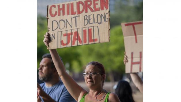 "Kinder gehören nicht in ein Gefängnis": Eine Demonstrantin trägt ein Schild bei einer Demonstration gegen Trumps Einwanderungspolitik vor dem Rathaus in Dallas.  Foto: dpa