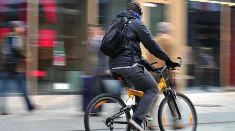 Der ADFC rät dazu, alle Sinne beim Radfahren zu nutzen, um sicher durch den Verkehr zu kommen. Foto: dpa/Emily Wabitsch