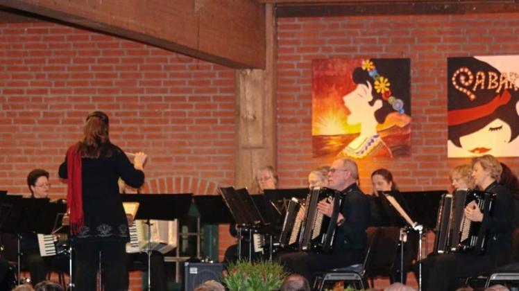 Das Akkordeonorchester „Bremer Stadtmusikanten“ spielte in der Varreler Gutsscheune. Das Akkordeonorchester „Bremer Stadtmusikanten“ spielte in der Varreler Gutsscheune.