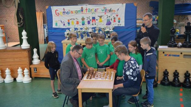 Der ehemalige Altenlingener Grundschüler und Internationale Meister Thorben Koop (rechts) setzte sich beim Blitzschach gegen seinen Trainer zu Grundschulzeiten, Stefan Kewe, durch. Foto: Wilfried Roggendorf Der ehemalige Altenlingener Grundschüler und Internationale Meister Thorben Koop (rechts) setzte sich beim Blitzschach gegen seinen Trainer zu Grundschulzeiten, Stefan Kewe, durch. Foto: Wilfried Roggendorf
