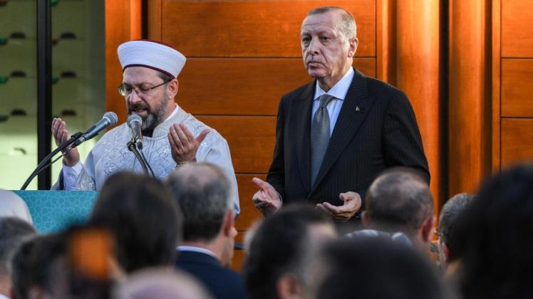 Der türkische Präsident Recep Tayyip Erdogan (r.) betet bei der Eröffnung der Ditib-Zentralmoschee in Köln mit Imam Ali Erbas. 