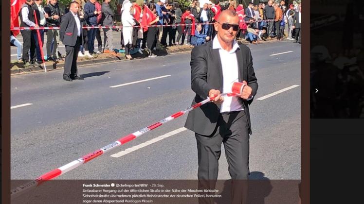 Einige der Sicherheitsleute hatten eine Straße unweit der Kölner Zentralmoschee mit rot-weißem Flatterband teilweise abgesperrt. Screenshot: twitter.com/chefreporterNRW