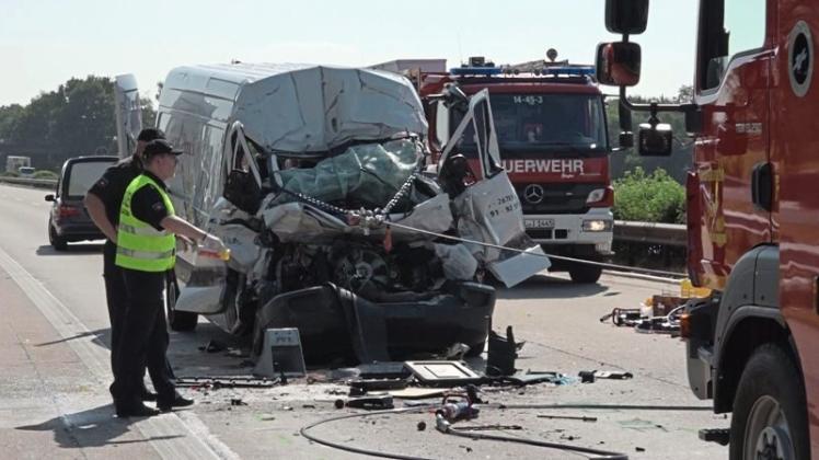 Auf der A1 in Fahrtrichtung Hamburg ist bei einem schweren Unfall am frühen Dienstagnachmittag ein Sprinter auf einen Sattelzug aufgefahren. 