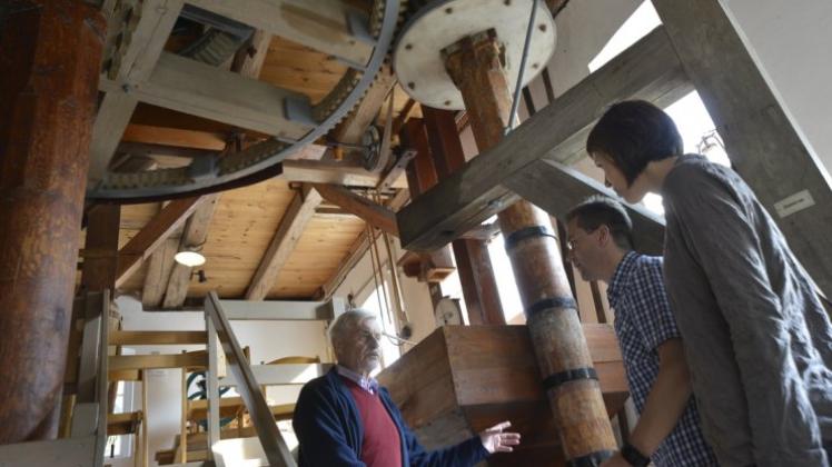 Tag der Regionen in Heiligenrode: Rudolf Franke von der Klostermühlengemeinschaft (links) erläutert die Mechanik der Wassermühle. 