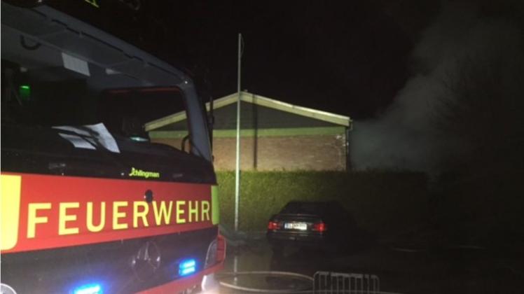 Die Feuerwehr löschte den vorsätzlich gelegten Brand in der Asylbewerberunterkunft in Haren Fehndorf. Archivfoto: Henrik Hille