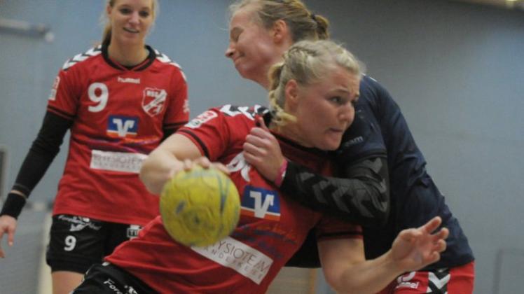 Kein Durchkommen: Nadja Albes (vorn) musste mit den Drittliga-Handballerinnen der HSG Hude/Falkenburg gegen den TV Oyten um Marielle Juricke (rechts) eine Heimniederlage hinnehmen. Die HSG verlor mit 20:28 (8:13). 